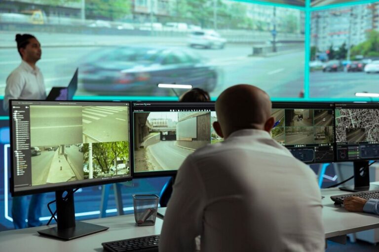 monitoring alarmowy pracownicy