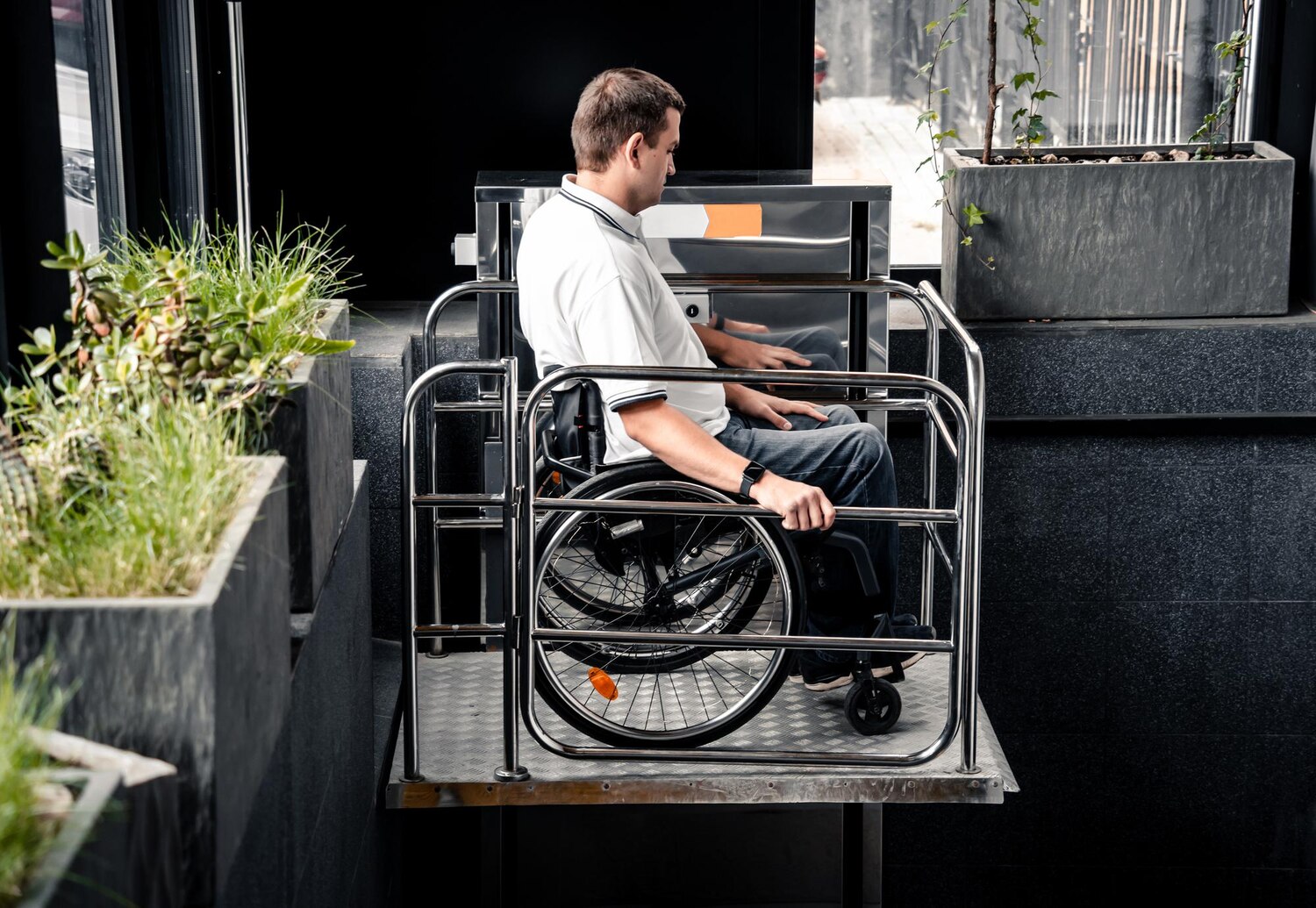 Gdzie w przestrzeni publicznej montuje się platformy przyschodowe?