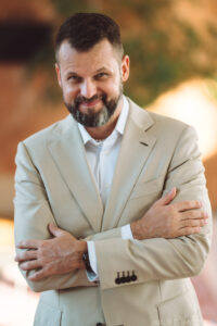 Uściskaj innych i… siebie! Dlaczego kontakt z drugim człowiekiem jest obecnie ważniejszy niż kiedykolwiek?