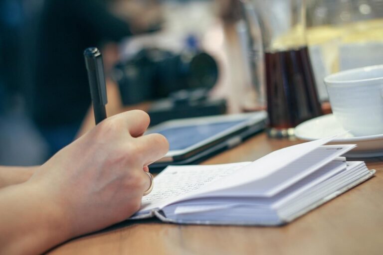 Najtańsza terapia na świecie! Długopis lepszy niż aplikacja? Jak notowanie wspiera mózg, gdy inni klikają czy scrollują?