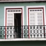 Balkon należy do mieszkania czy do wspólnoty? Od odpowiedzi zależy, kto zapłaci za remont
