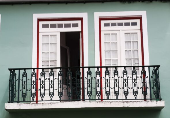 Balkon należy do mieszkania czy do wspólnoty? Od odpowiedzi zależy, kto zapłaci za remont